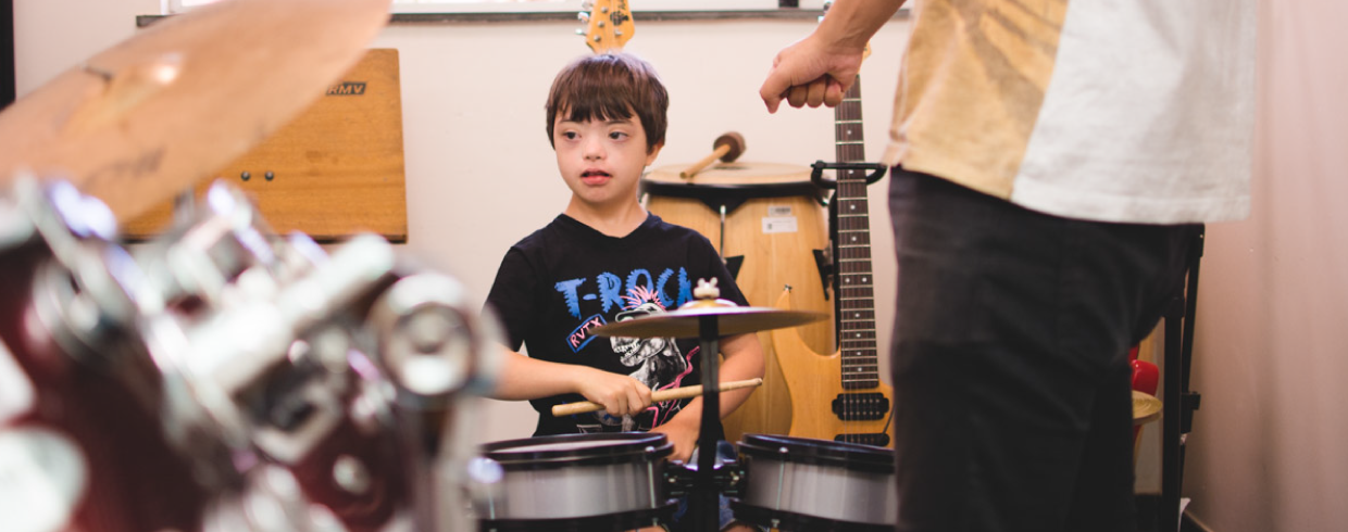 Autismo e música: como atividades musicais podem ajudar no desenvolvimento de crianças, adolescentes e adultos autistas